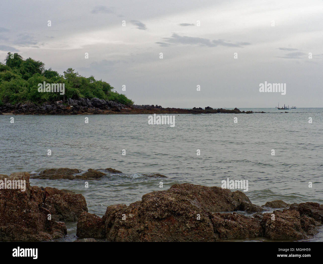 Scenario vista in divieto Krut, Prachuap Khiri Khan con spiaggia, mare, montagna, cielo, e l'isola, che è famosa destinazione turistica in Thailandia Foto Stock