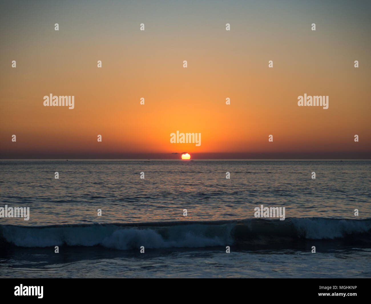 Puerto Escondido, Oaxaca, Messico, Sud America: [tramonto a la spiaggia locale, faro, crowdwed beach, destinazione turistica] Foto Stock