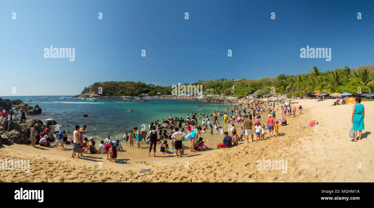 Puerto Escondido, Oaxaca, Messico, Sud America: [Playa Carrizalillo, crowdwed spiaggia naturale, destinazione turistica] Foto Stock