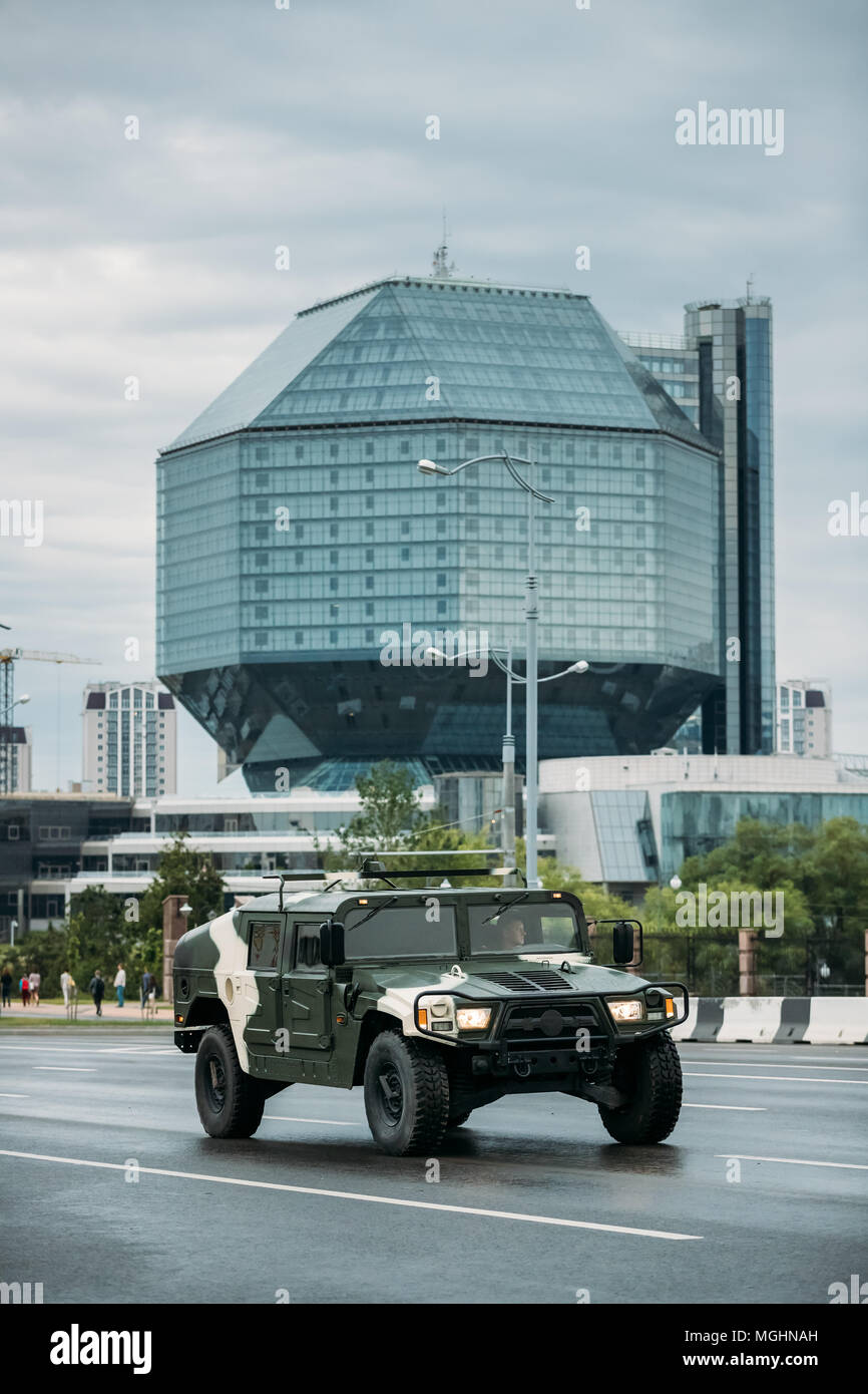 Minsk, Bielorussia. Il cinese Dongfeng Eq2058 militare Mengshi Light Utility veicolo in movimento lungo la strada durante il training prima celebrazione nazionale di Holi Foto Stock
