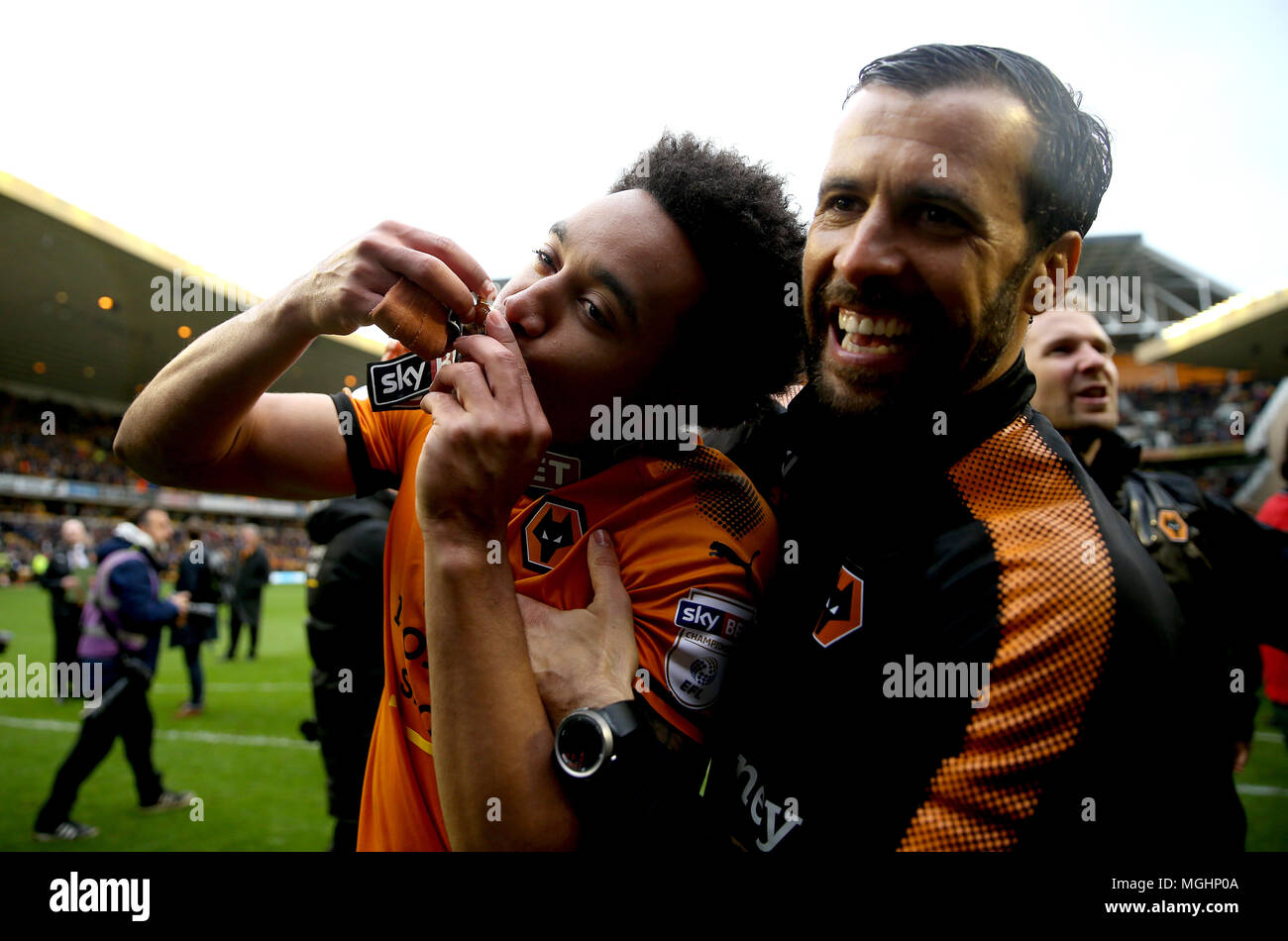 Wolverhampton Wanderers' Helder Costa e l'allenatore Joao Lapa (a destra) festeggiano dopo la partita del campionato Sky Bet a Molineux, Wolverhampton. PREMERE ASSOCIAZIONE foto. Data immagine: Sabato 28 aprile 2018. Guarda la storia di PA Lupi DI CALCIO. Il credito fotografico dovrebbe essere: Tim Goode/PA Wire. RESTRIZIONI: Nessun utilizzo con audio, video, dati, elenchi di apparecchi, logo di club/campionato o servizi "live" non autorizzati. L'uso in-match online è limitato a 75 immagini, senza emulazione video. Nessun utilizzo nelle scommesse, nei giochi o nelle pubblicazioni di singoli club/campionati/giocatori. Foto Stock