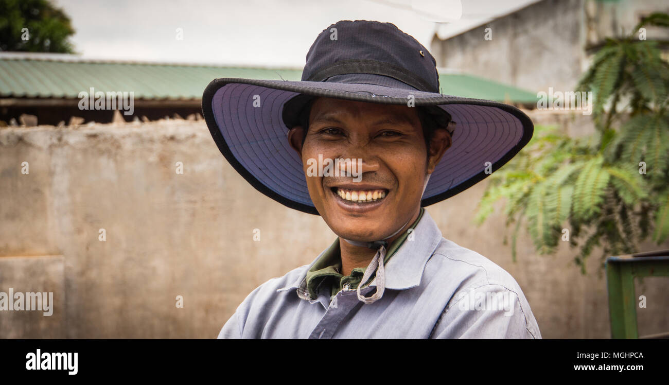 Il vietnamita hill tribe village uomo con grande cappello sorridente largamente Foto Stock