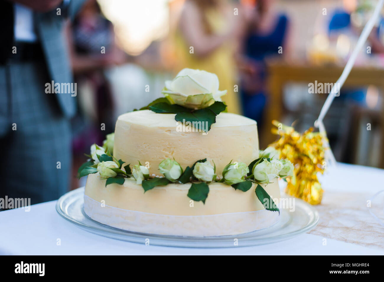 Bianco torta di nozze con rose bianche Foto Stock