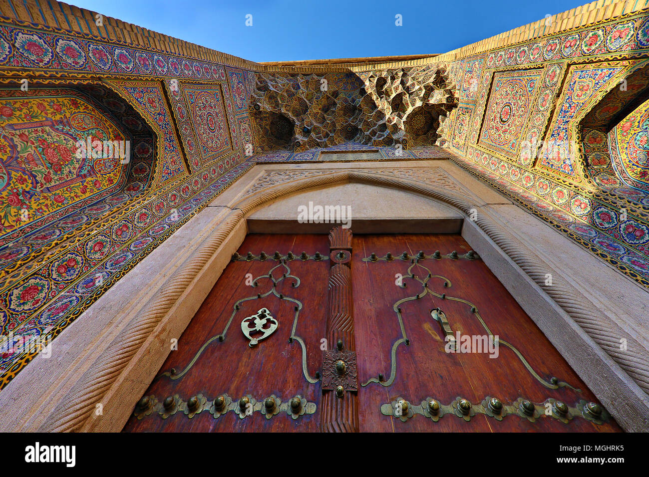 Porta monumentale di Nasir Ol moschea conosciuta anche come la Moschea di rosa di Shiraz, Iran Foto Stock