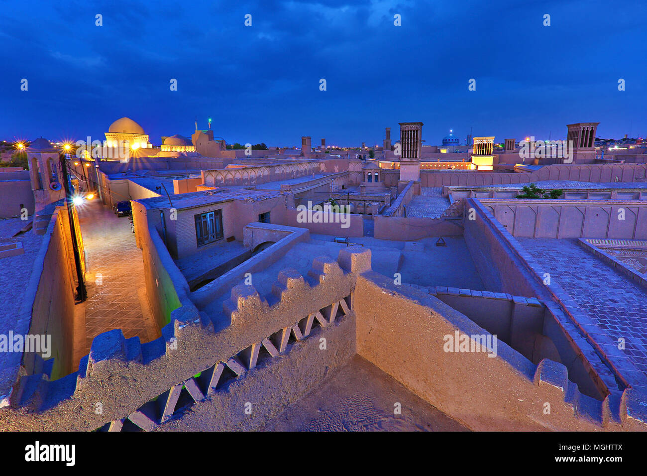 Vista sulla città antica di Yazd, in Iran, al crepuscolo. Foto Stock