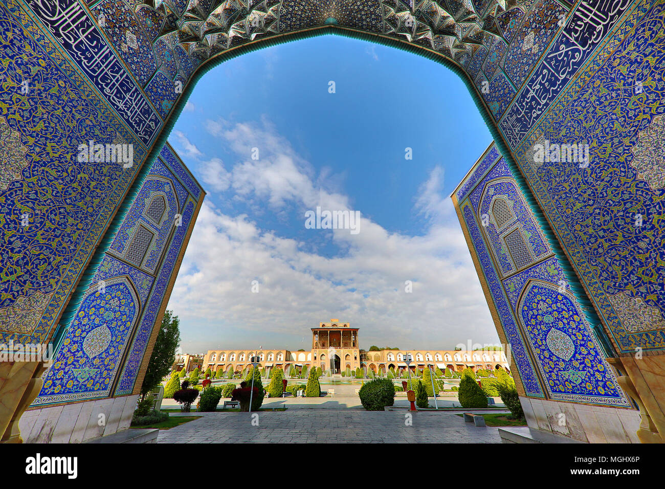 Piazza Naqshejahan al mattino attraverso la porta monumentale della moschea di Lotfollah a Isfahan, Iran Foto Stock