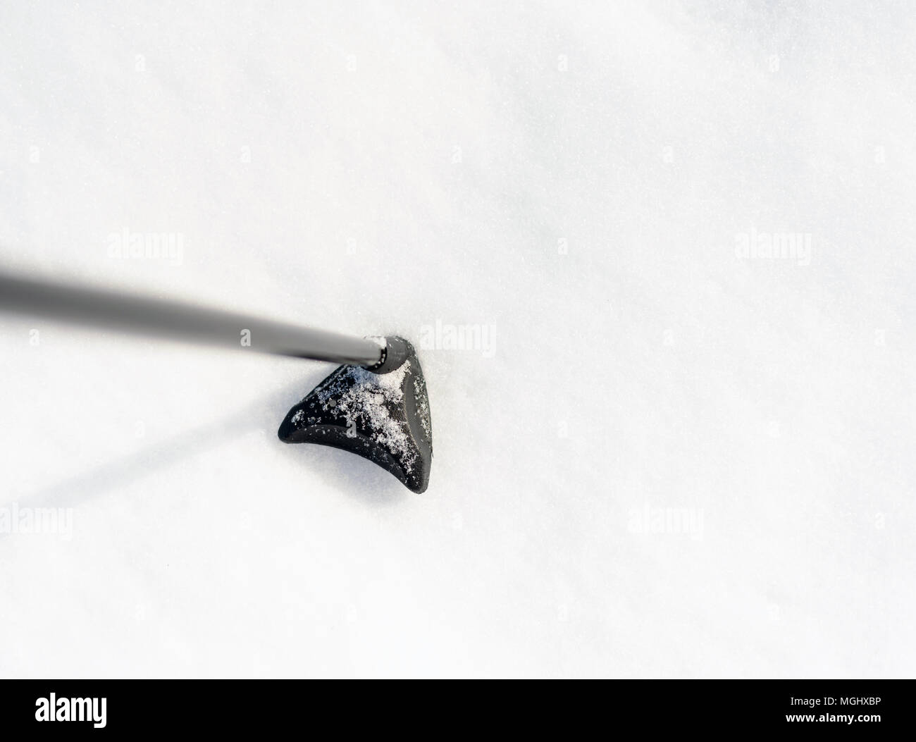 Single cross country sci da neve e il Nordic walking stick pole bloccato nella neve invernale con copia area spazio per base invernale Sport e salute attività de Foto Stock