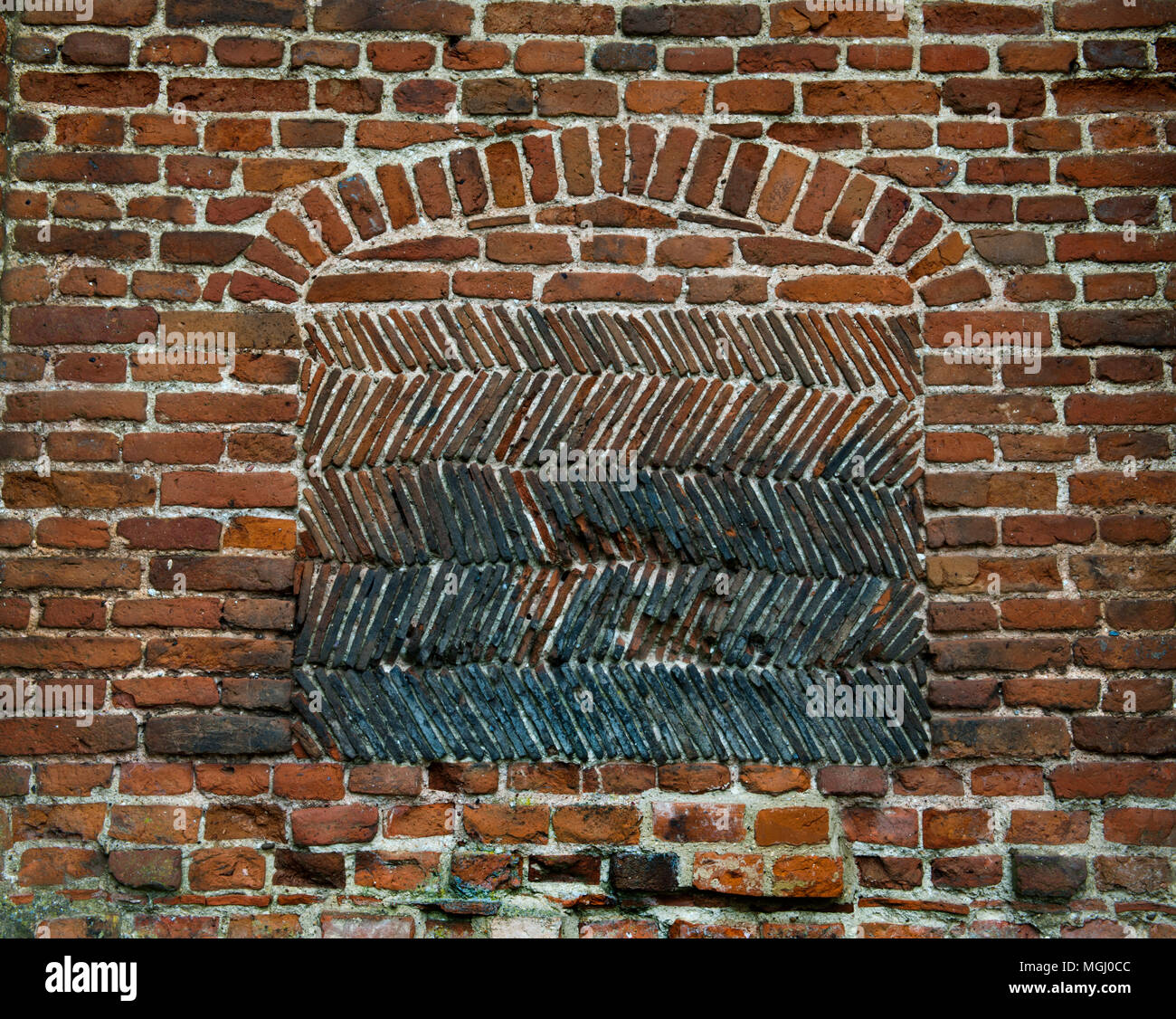 Motivo a spina di pesce piastrella Piastra del camino nella parete N della cappella della vecchia casa Gorhambury 1563-8 costruito da Sir Nicholas Bacon, la Regina Elisabetta I di Lord Keeper. Foto Stock