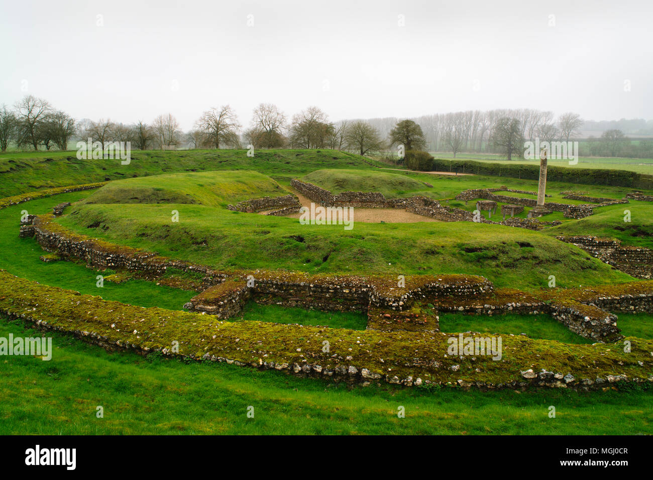 Visualizzare nno attraverso Verulamium teatro romano, St Albans, UK, costruito prima c 155AD; in seguito alterato & ingrandito rimase in uso fino a 380-90. Foto Stock