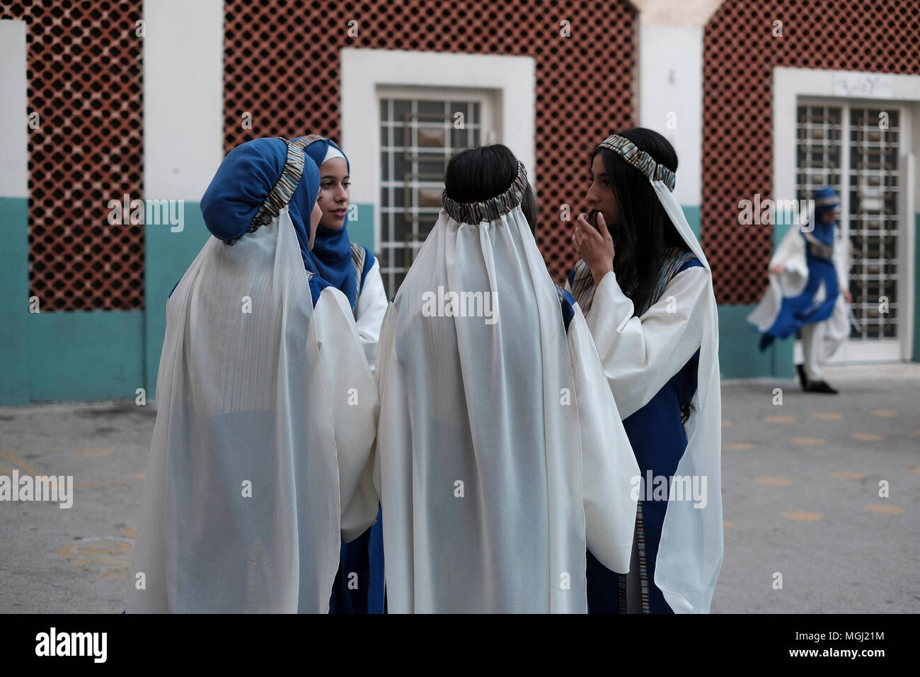 Arabe cristiane studentesse di indossare il costume biblica per un dramma mostra presso il cortile della scuola francescana College des Freres nel quartiere cristiano della città vecchia di Gerusalemme Est Israele. Foto Stock