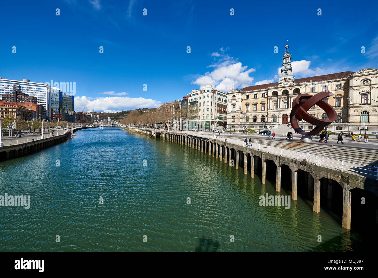Fiume Nervion e consiglio comunale, Bilbao, Biscaglia, Paese Basco, Euskadi, Euskal Herria, Spagna, Europa Foto Stock