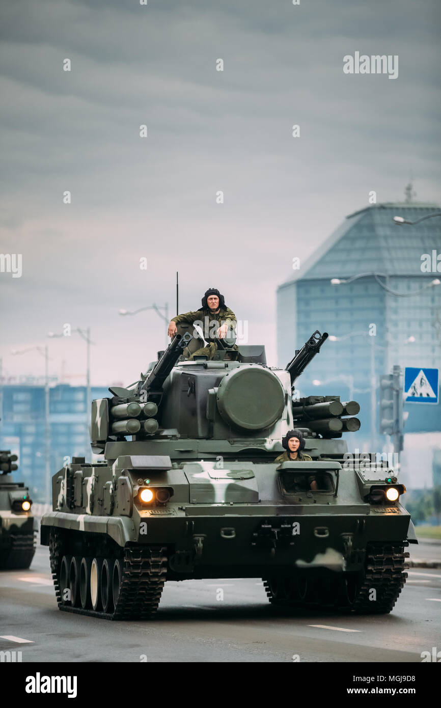 Minsk, Bielorussia. 2K22 Tunguska cingolato russo semovente per anti-Arma aeromobili muovere vicino Biblioteca nazionale durante le prove prima della celebrazione del Foto Stock