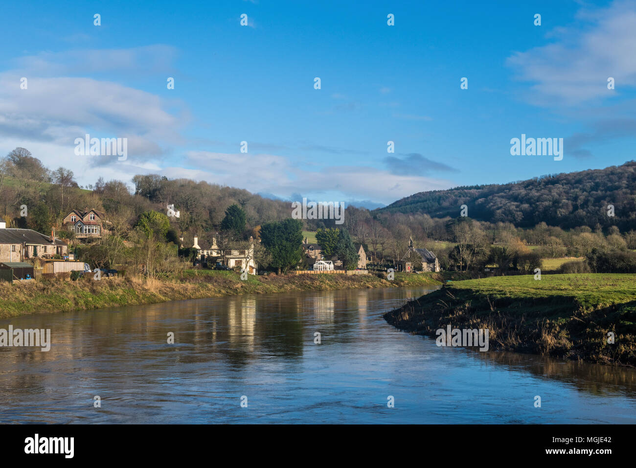 Il fiume Wye a Tintern con riflessioni degli edifici, Monmouthshire, Galles Foto Stock