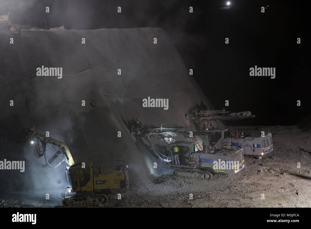 Impianti di perforazione durante il turno di notte in una miniera a cielo aperto Foto Stock