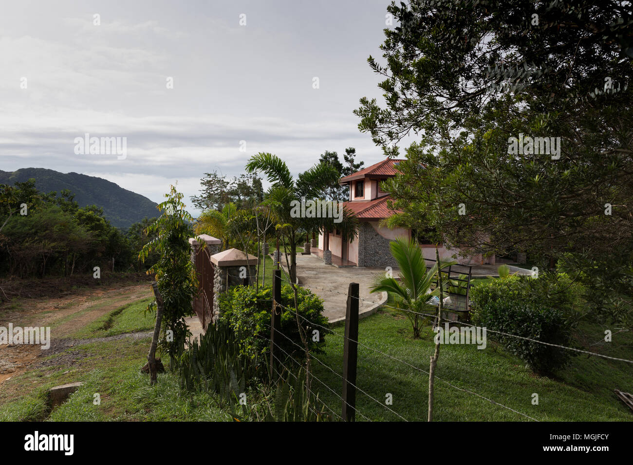 Bellissima vista sulle tranquille colline di Panama con una casa tradizionale Foto Stock