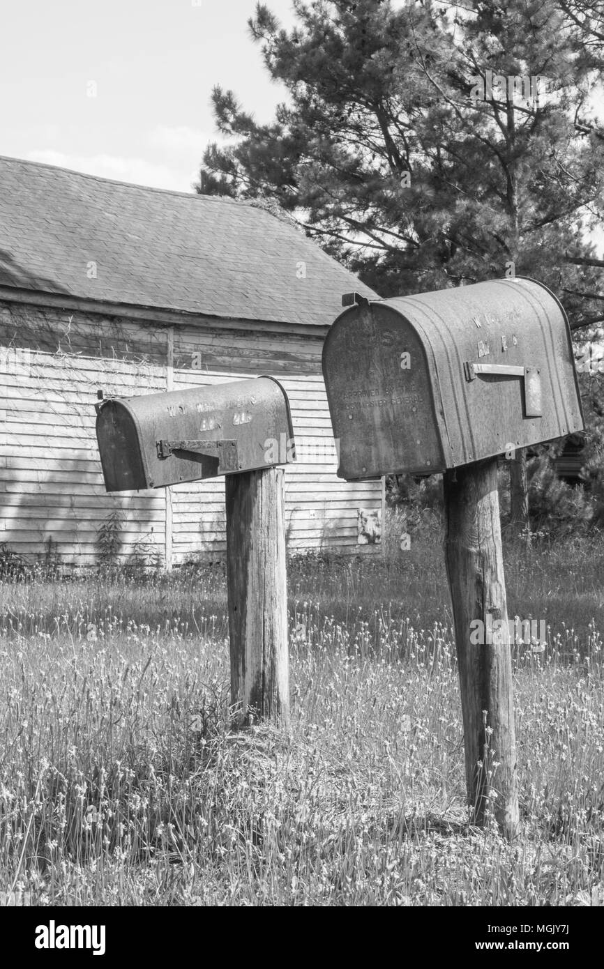 Vintage scena di giorni passati. Guidare il paese le strade e vedere le cassette postali arrugginiti, vecchie pompe per gas e costruzioni in legno che ha ospitato a lungo dimenticato folk Foto Stock