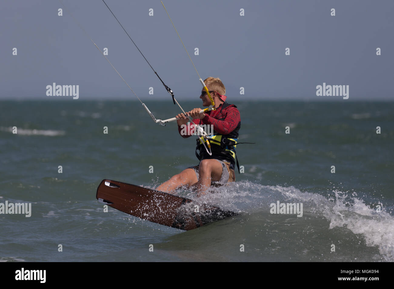 Il kitesurfing con un sacco di spruzzo in Punta Chame laguna, Panama Foto Stock