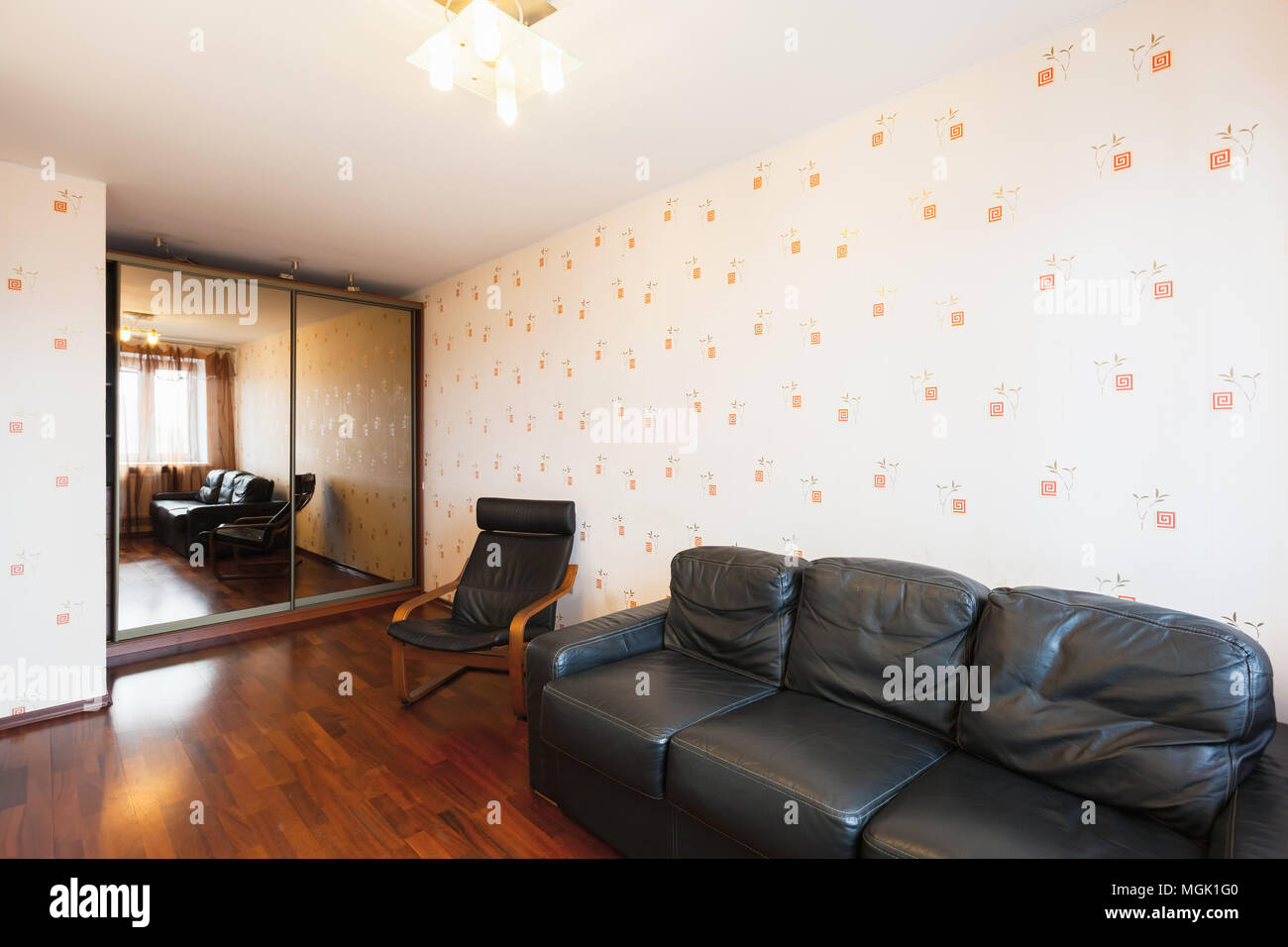 Il modo di vivere moderno camera con interni in pelle nera poltrona e divano Foto Stock