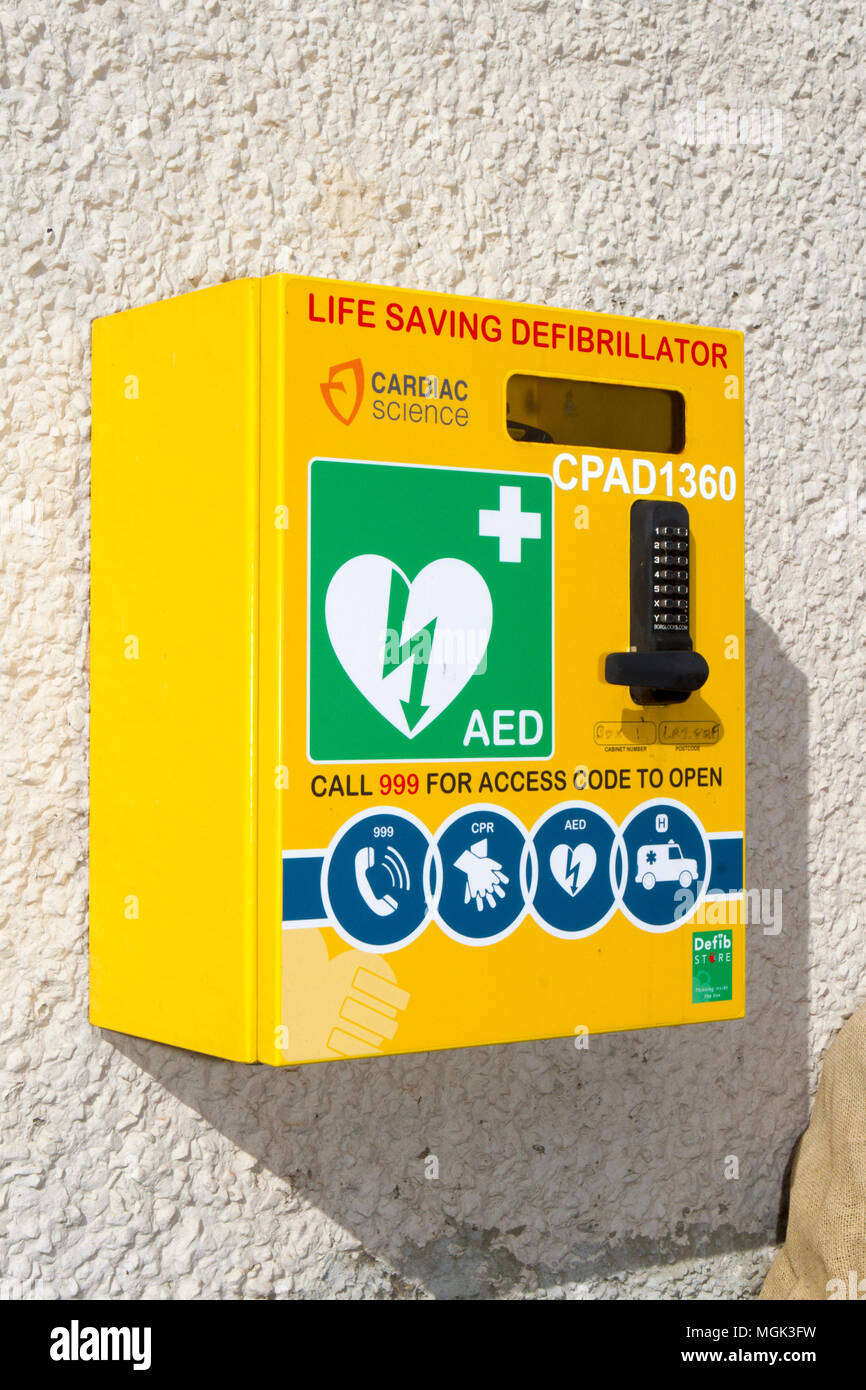 Un montaggio a parete del defibrillatore cardiaco per la rianimazione di emergenza di un attacco di cuore vittima Foto Stock