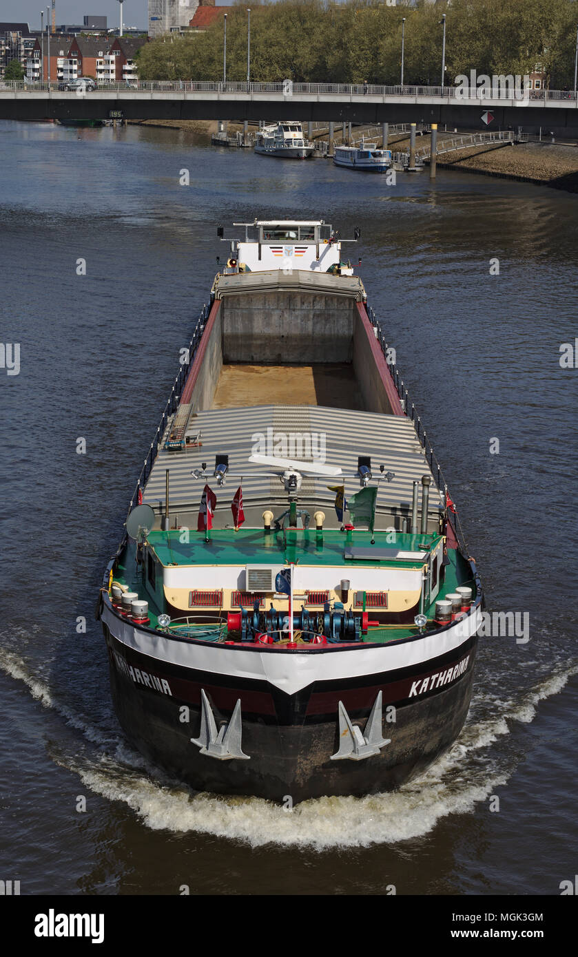 Bremen, Germania - Aprile 27th, 2018 - vista anteriore di una nave costiera sul fiume Weser voce direttamente verso il visualizzatore Foto Stock