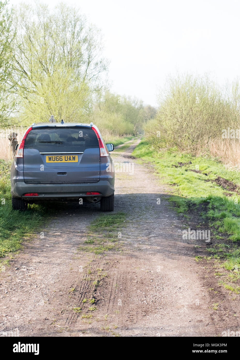 Aprile 2018 - SUV auto parcheggiate per ostruire Londra ha guidato il limitato By-Way road via sui livelli di Somerset, vicino Westhay. Foto Stock