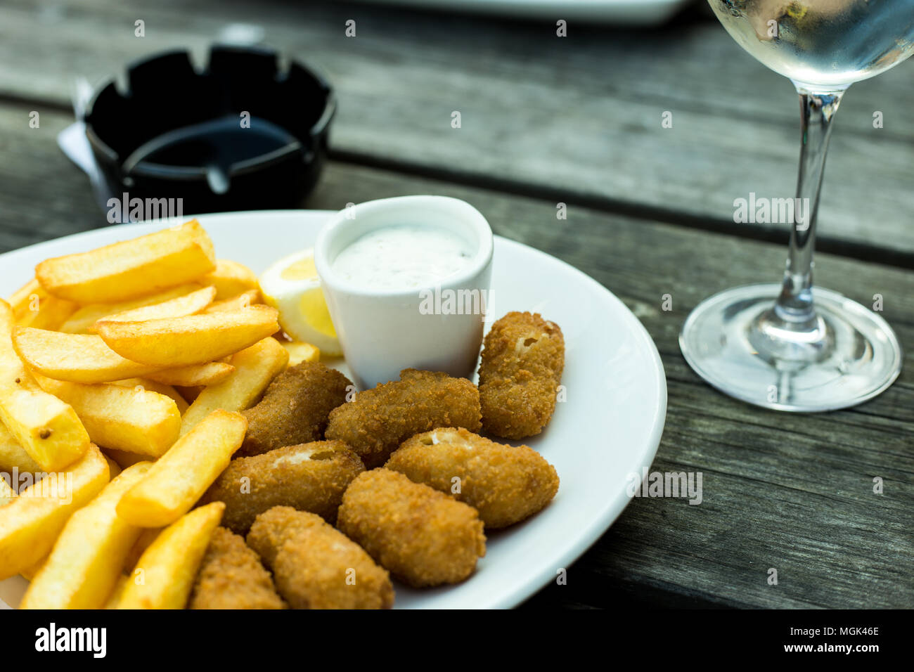 Un piatto di scampi e il chip su un tavolo di legno Foto Stock