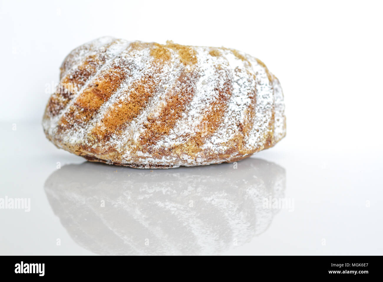Un Gugelhupf è a base di lievito, torta tradizionalmente cotto in un distintivo circolare dello stampo Bundt Foto Stock