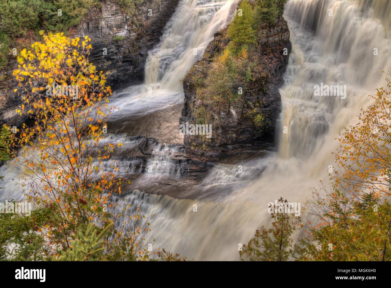 Kakabeka Falls Parco Provinciale a inizio autunno Foto Stock