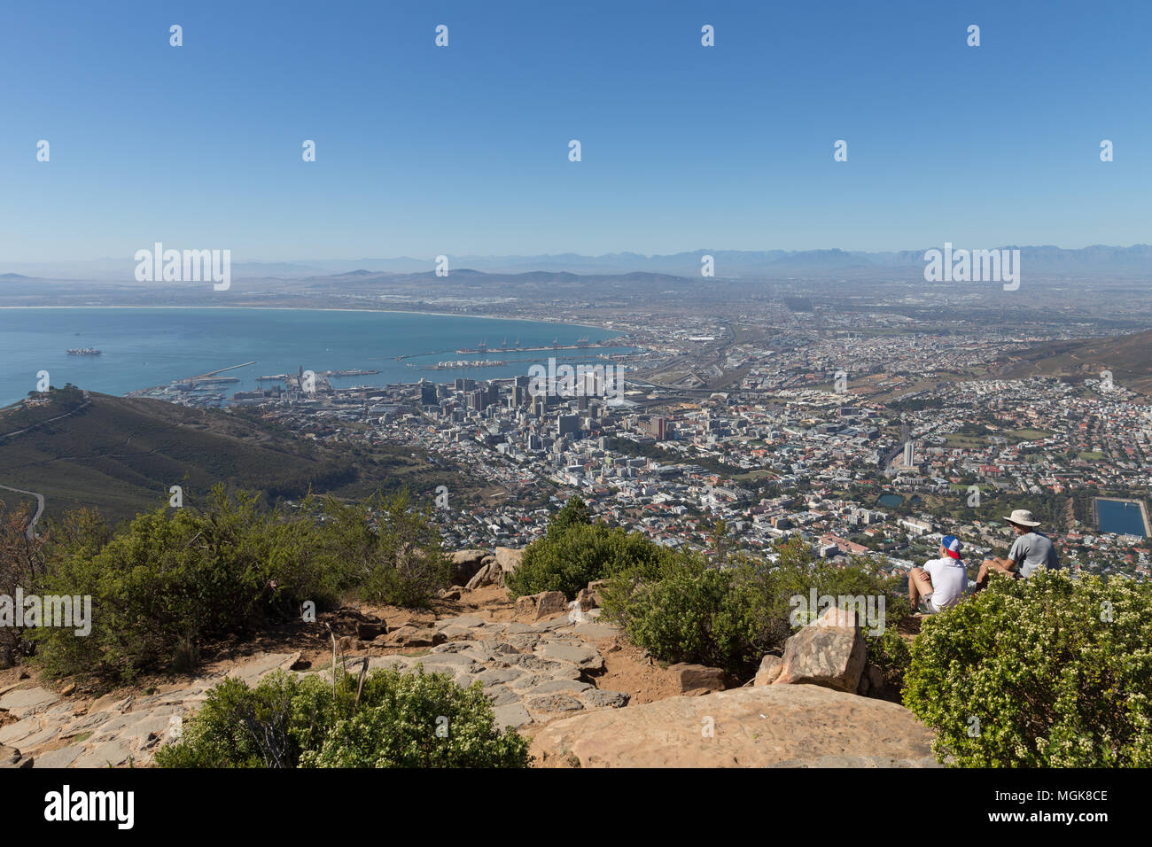 Gli escursionisti ammirare la vista su Cape Town City Bowl dalla parte superiore della testa di leone mountain Foto Stock