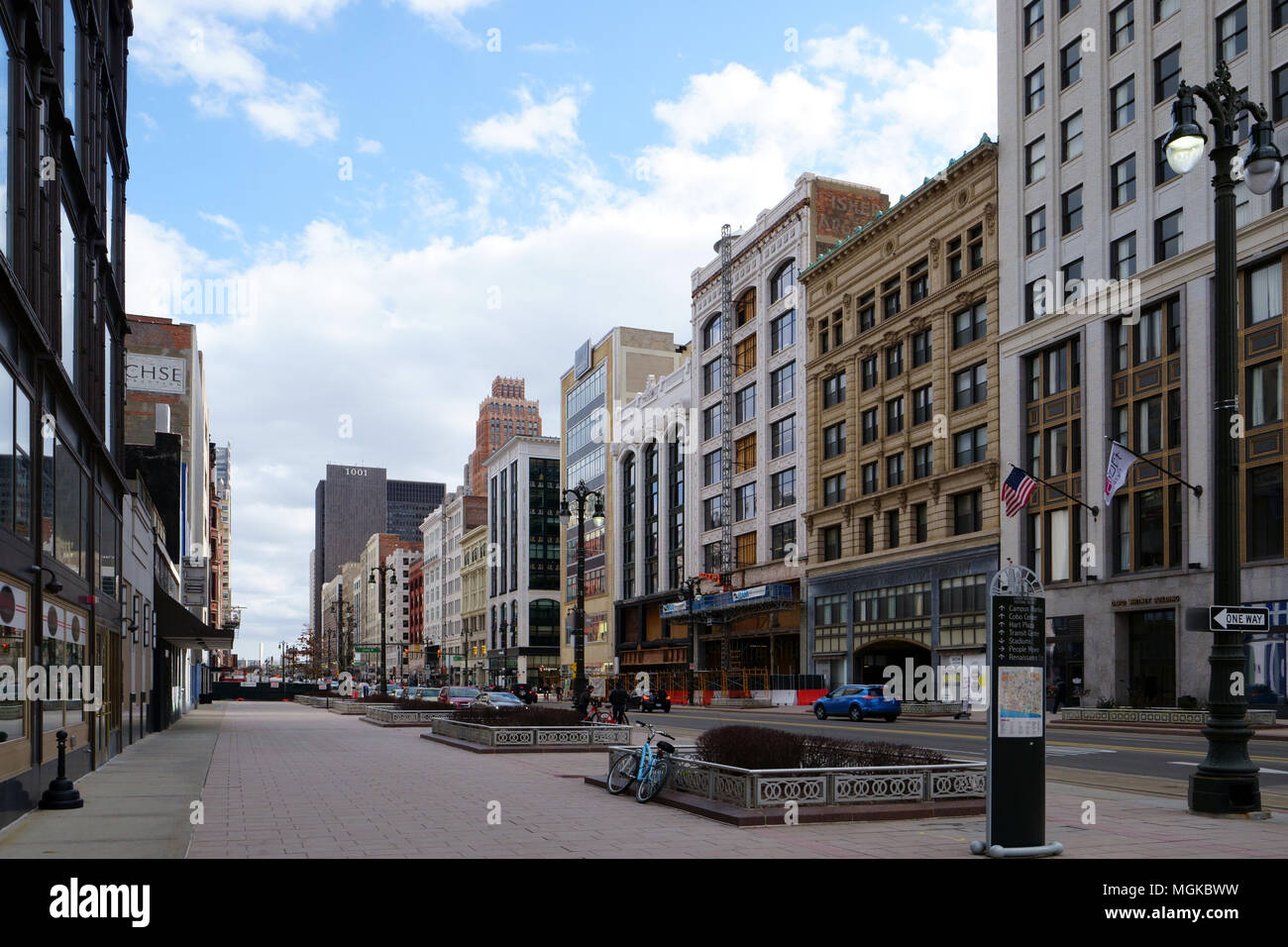 Detroit, Michigan/USA - Aprile 7th, 2018 :una parete di edifici d'epoca su un viale vuoto al crepuscolo. Foto Stock