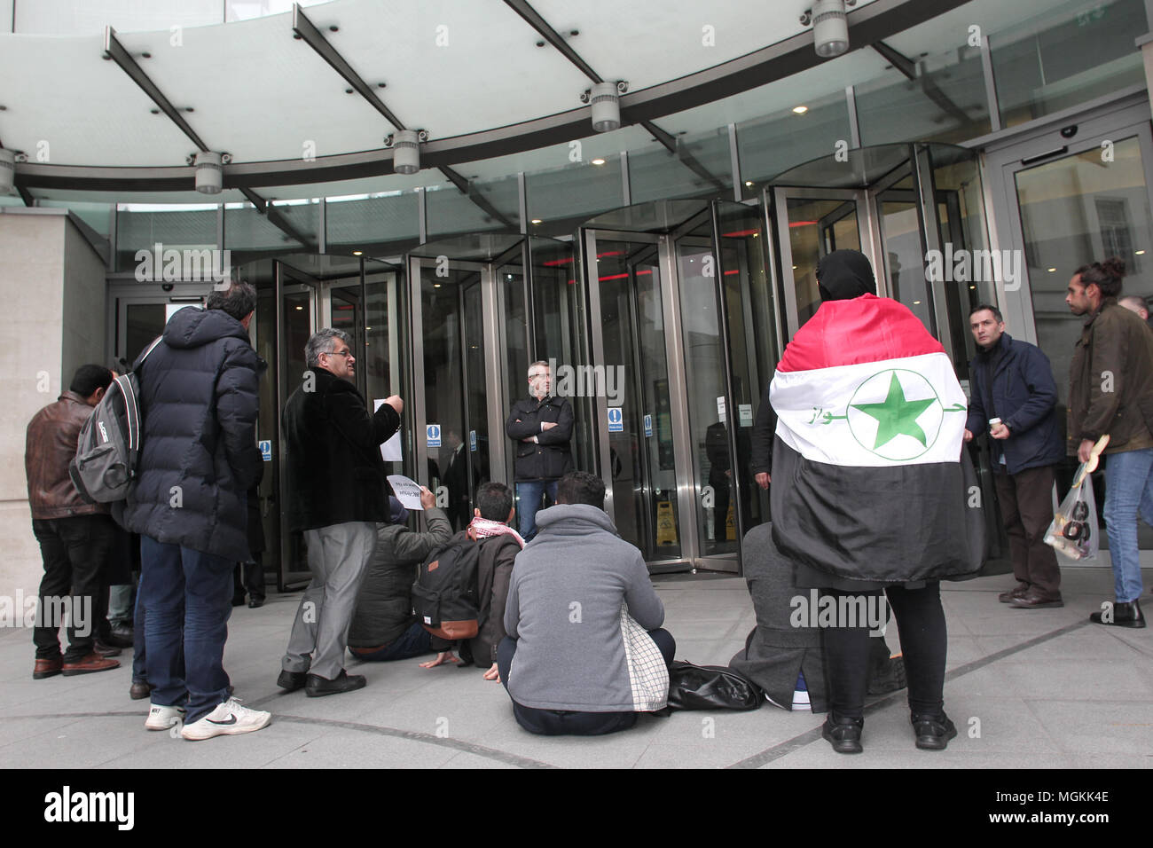 Londra - Mar 03, 2018: il Persiano manifestanti che protestavano circa il persiano BBC canale TV presso la BBC Studios di Londra Foto Stock