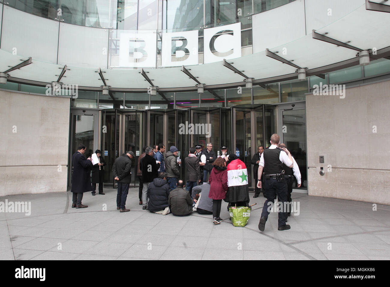 Londra - Mar 03, 2018: il Persiano manifestanti che protestavano circa il persiano BBC canale TV presso la BBC Studios di Londra Foto Stock