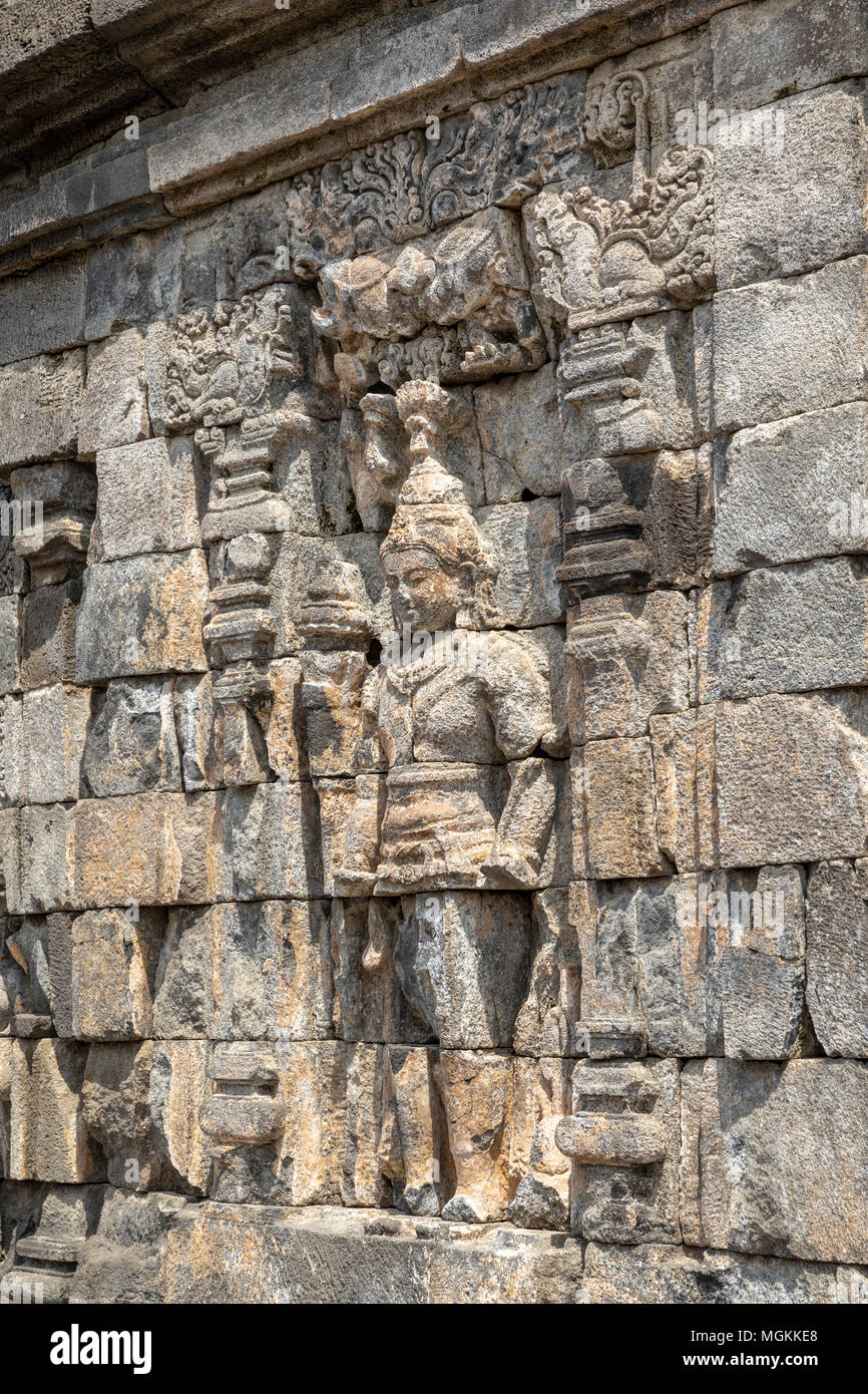 Scolpito a bassorilievo in pietra Sewu al tempio di Prambanan, Java, Indonesia Foto Stock