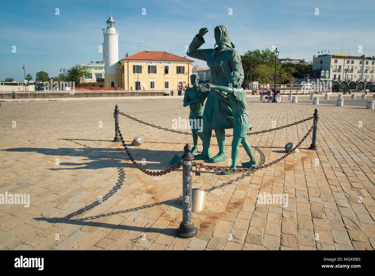 'Spongono dei marinai', una statua di bronzo per artista Quinto Pagliarani che celebra le mogli dei marinai, che si trova a Cesenatico, Italia. Foto Stock