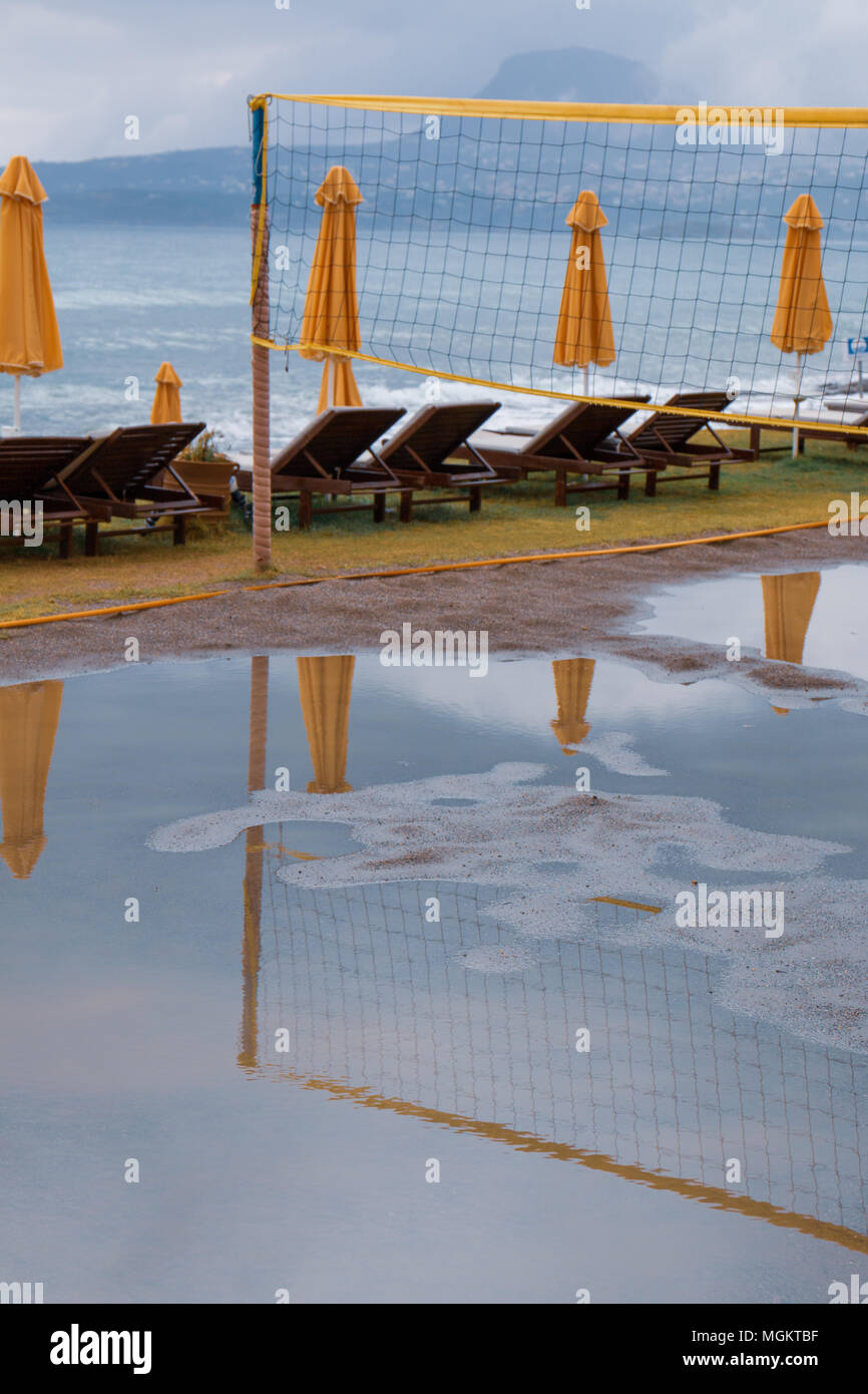 Un campo da beach volley inondati con acqua Foto stock - Alamy