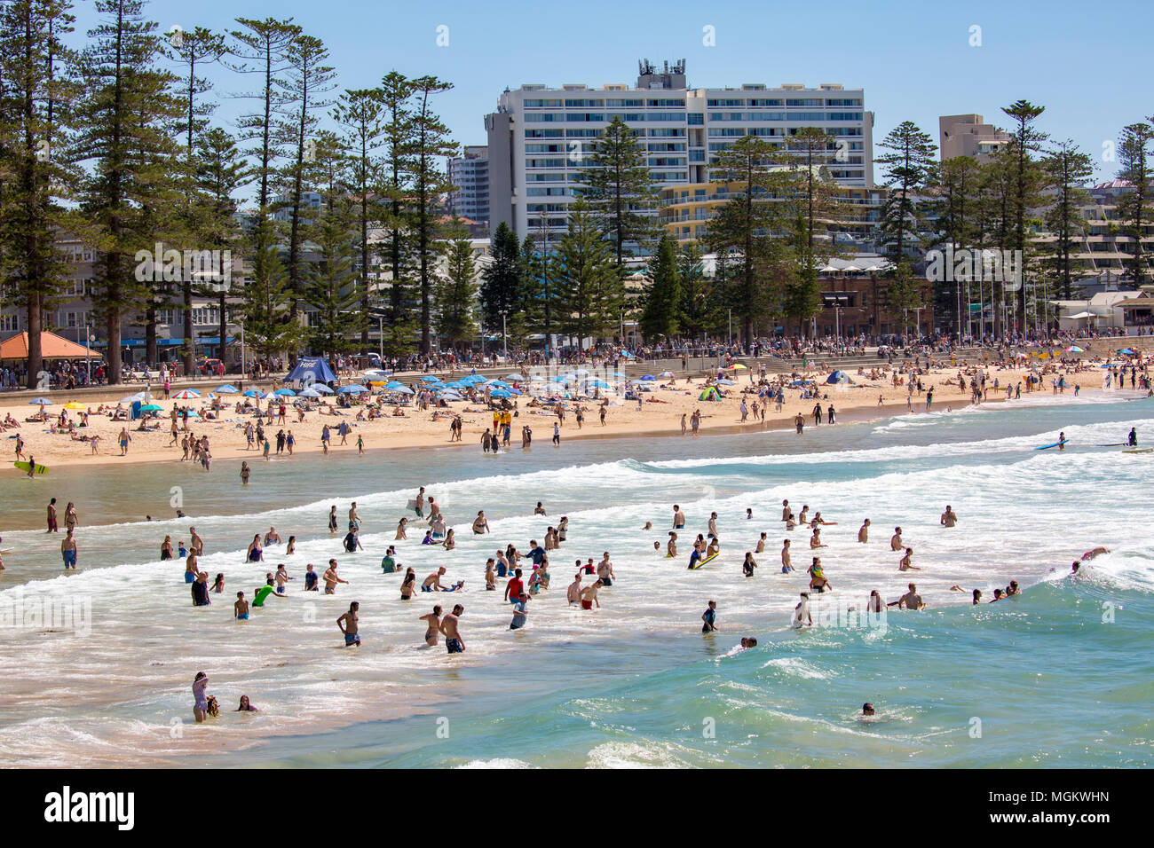 Persone a Manly Beach a Sydney e nuotare nell'oceano Sydney, Australia Foto Stock