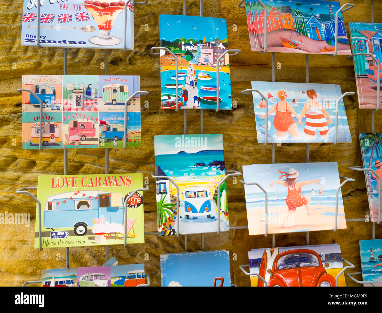 Cartoline di mare per la vendita in un rack al di fuori di un negozio a Whitby, North Yorkshire, Regno Unito Foto Stock