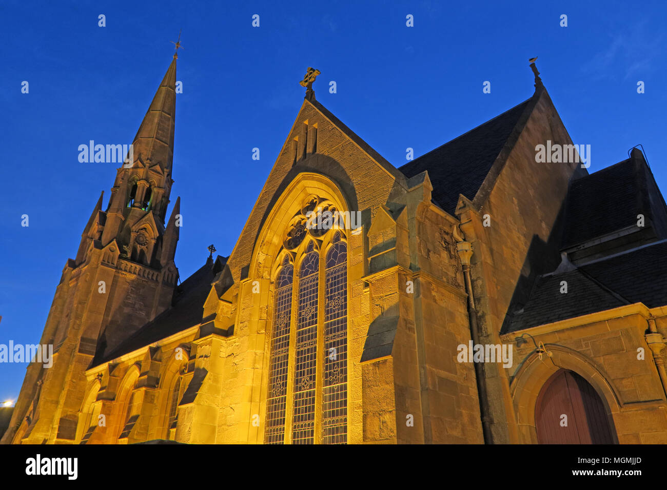 Ad ovest la Chiesa Parrocchiale di Scozia, 30 Burnbank Road, West Hamilton, ML3 9AA di notte Foto Stock