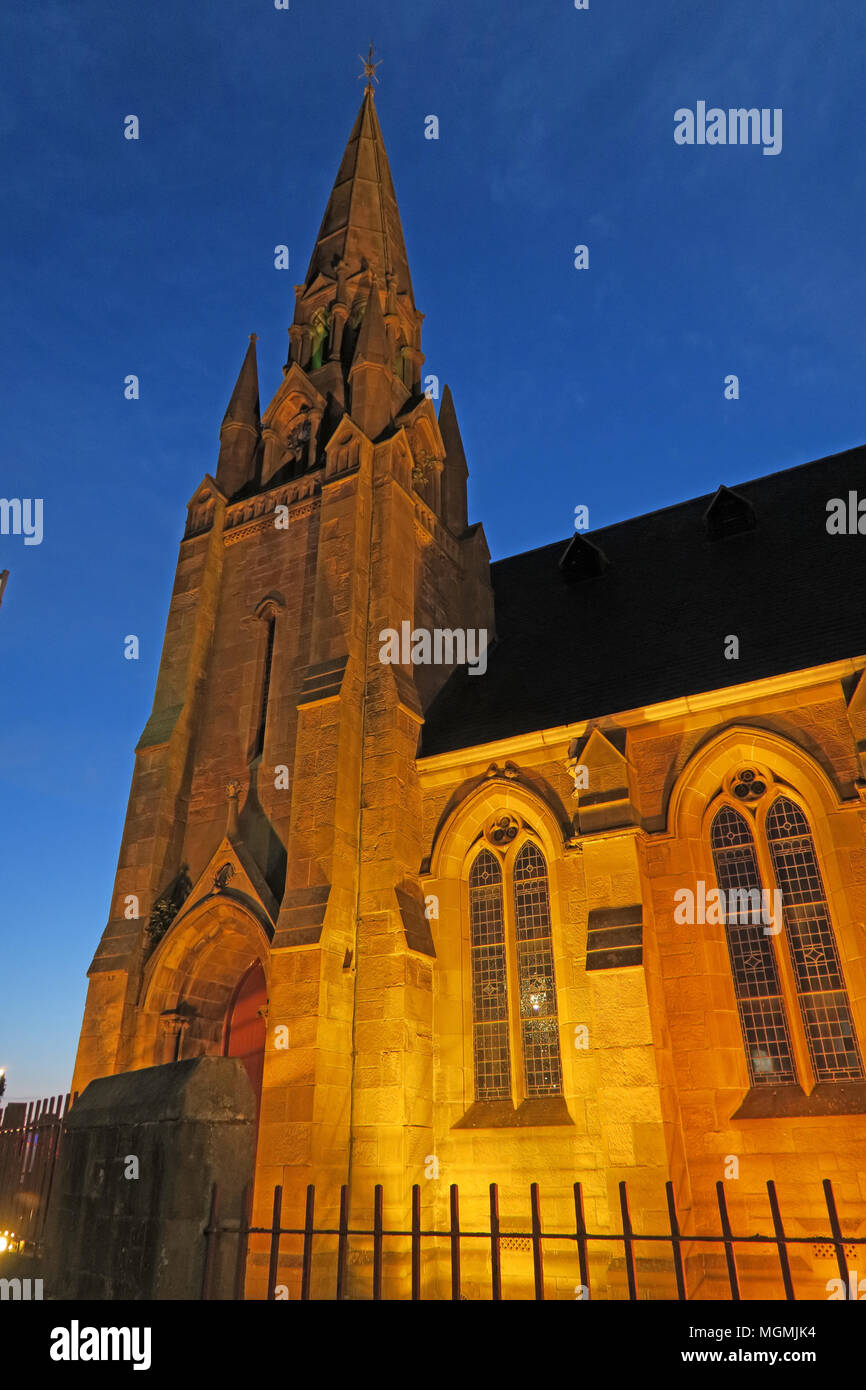 Ad ovest la Chiesa Parrocchiale di Scozia, 30 Burnbank Road, West Hamilton, ML3 9AA di notte Foto Stock