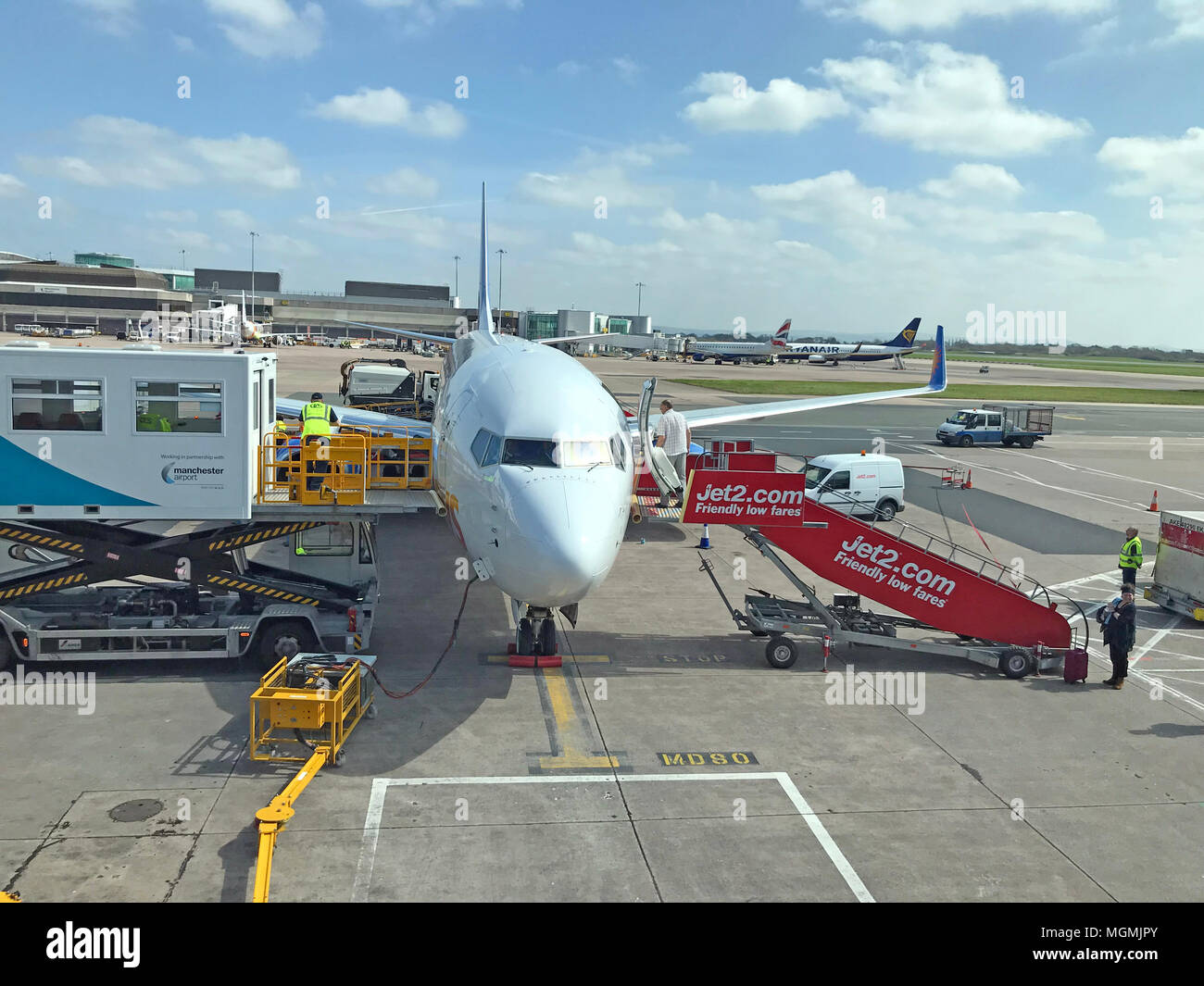 Jet2 aeromobili all'Aeroporto di Manchester Foto Stock