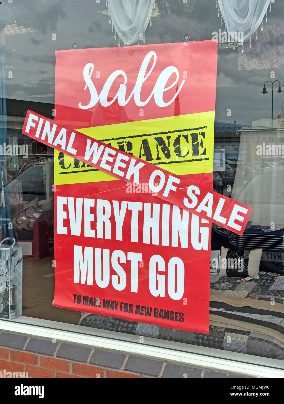 High Street negozio di vendita al dettaglio la vendita di liquidazione Foto Stock