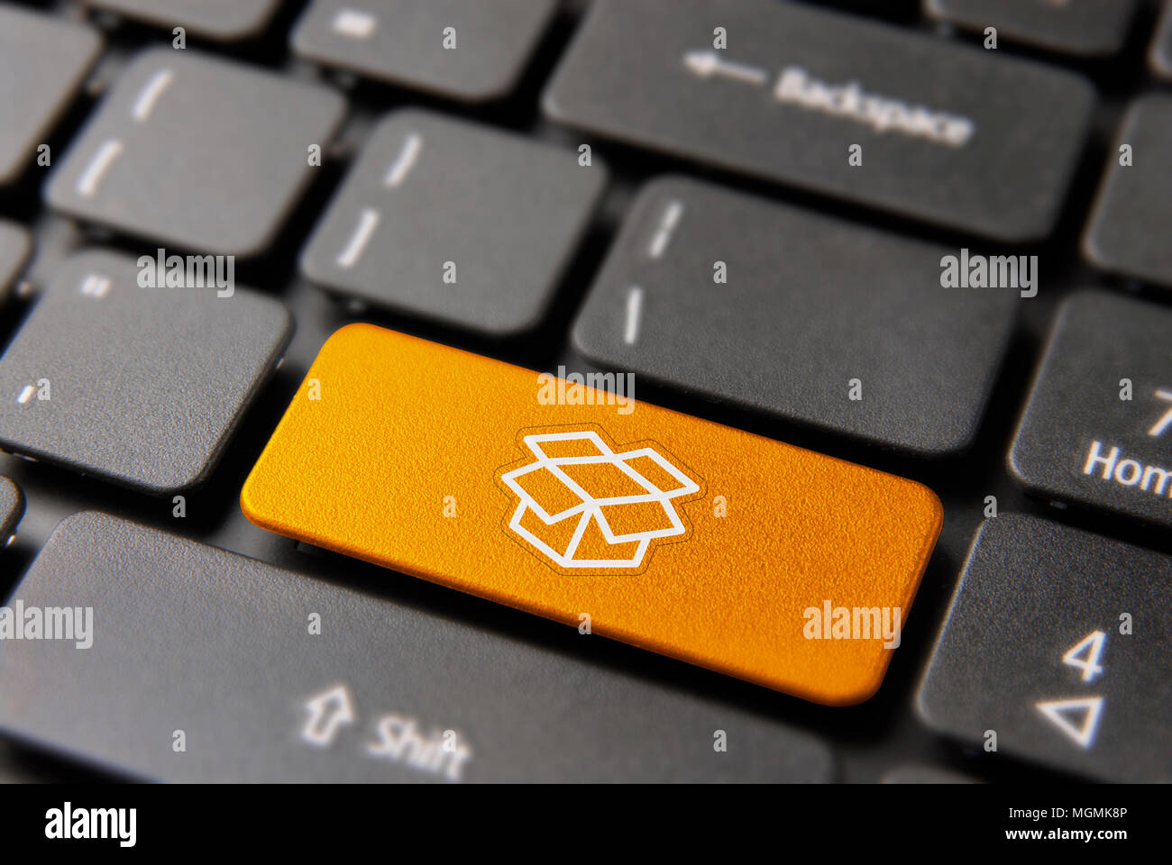 Per la distribuzione online il pulsante della tastiera per il pacchetto concetto di spedizione. Aprire la casella line icona chiave in colore arancione. Foto Stock