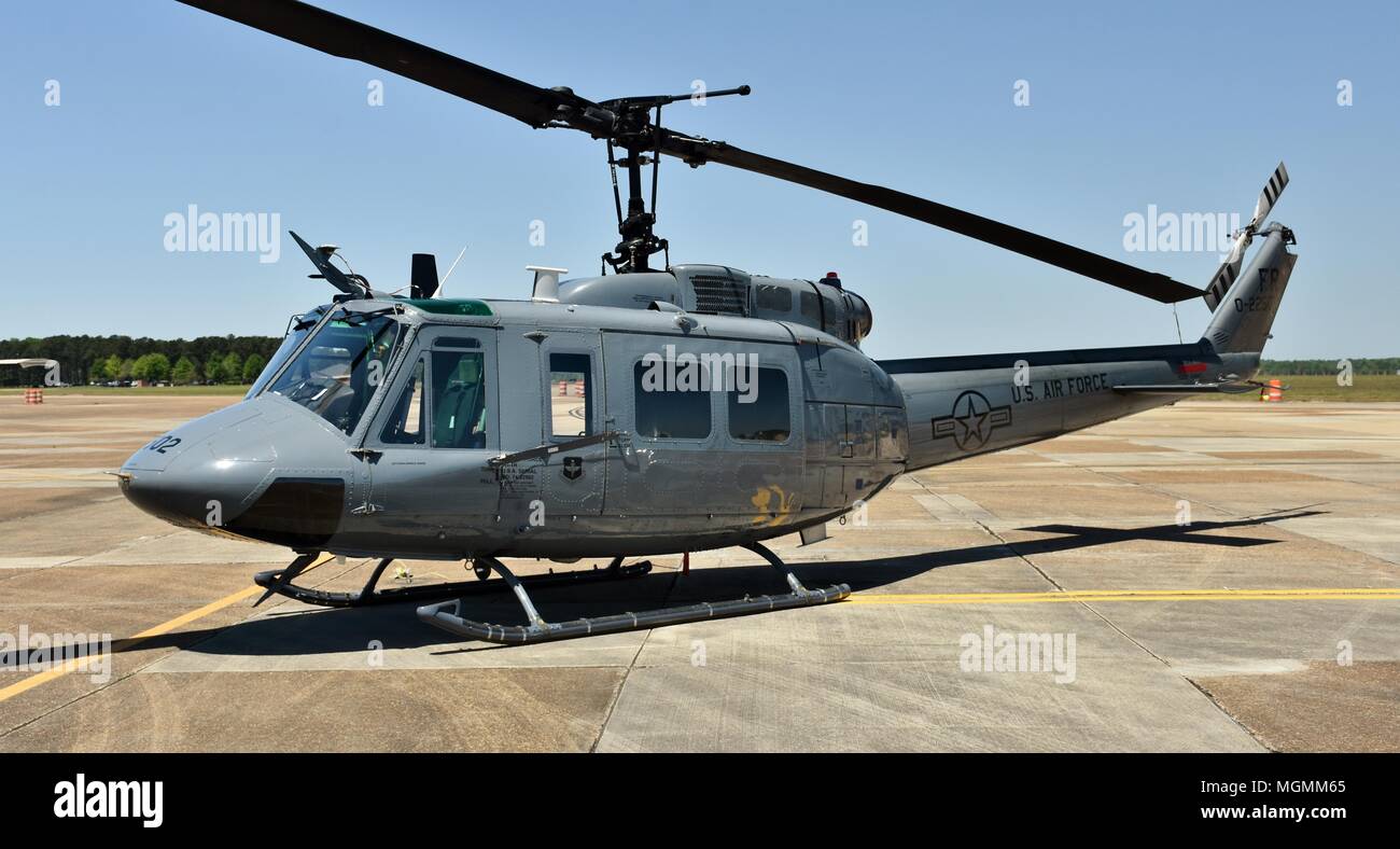 Una forza aerea UH-1N Huey elicottero. UH-1 è usato per un ponte aereo di emergenza delle forze di sicurezza, la sicurezza e la sorveglianza degli off-base di armi nucleari Foto Stock