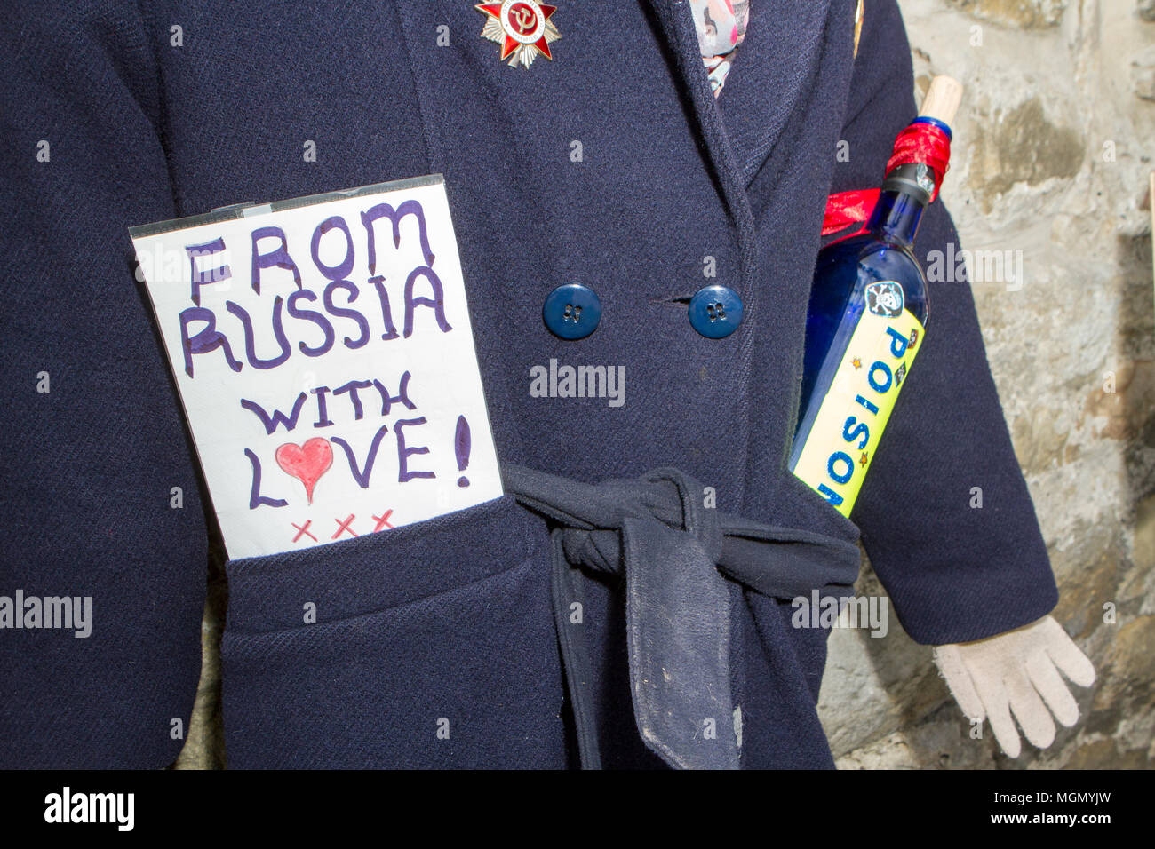 Salisbury veleno agente nervino arma chimica attacco a Sergei e yulia skripal rappresentata in The scarecrow festival di Wray, Lancaster, Regno Unito. Foto Stock