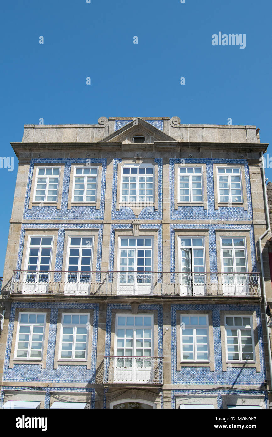 Centro storico di facciate con piastrelle di ceramica in Portogallo, città di Braga fanno ricordare il passato famylies come vive lì. Foto Stock