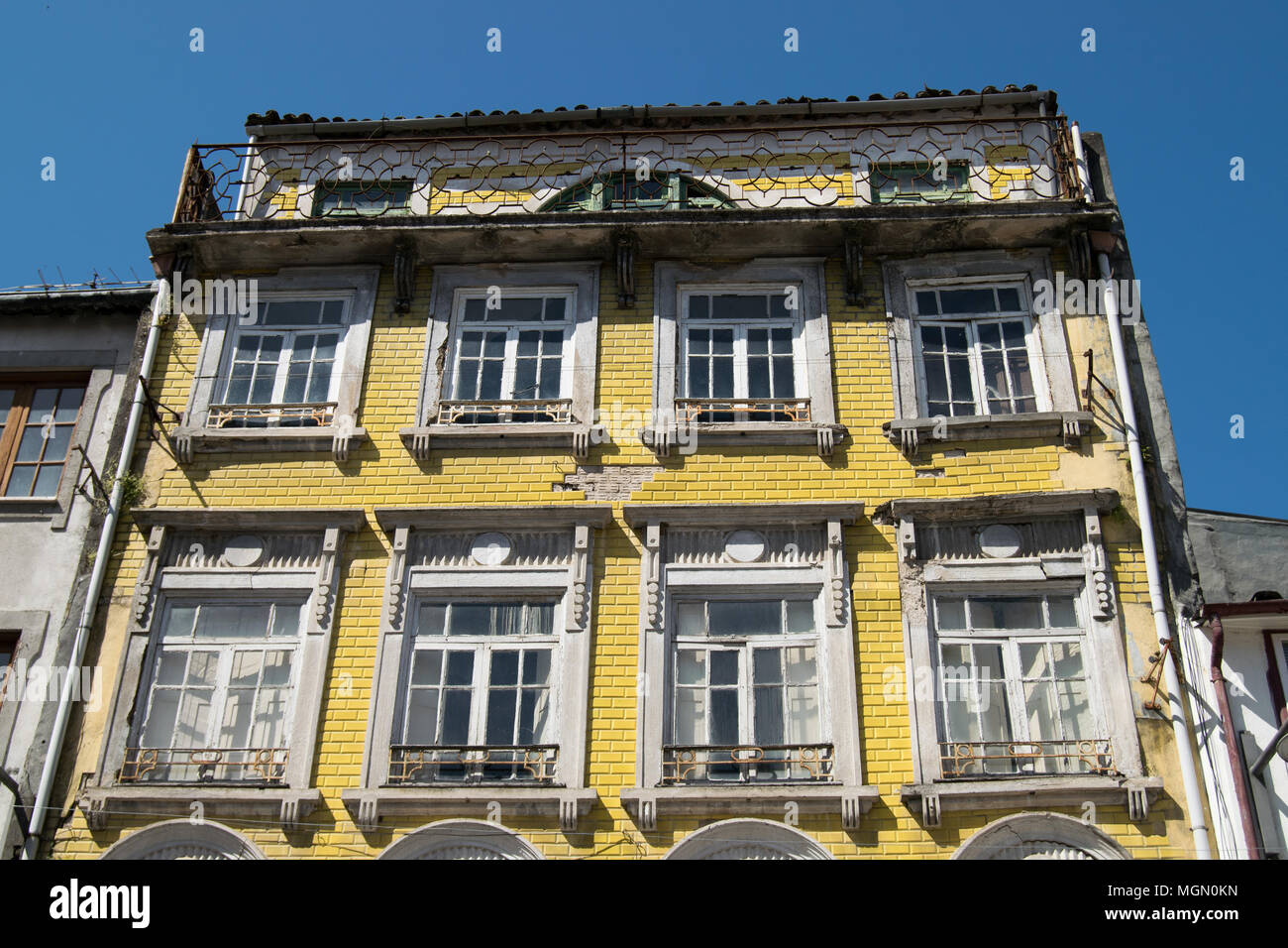 Centro storico di facciate con piastrelle di ceramica in Portogallo, città di Braga fanno ricordare il passato famylies come vive lì. Foto Stock