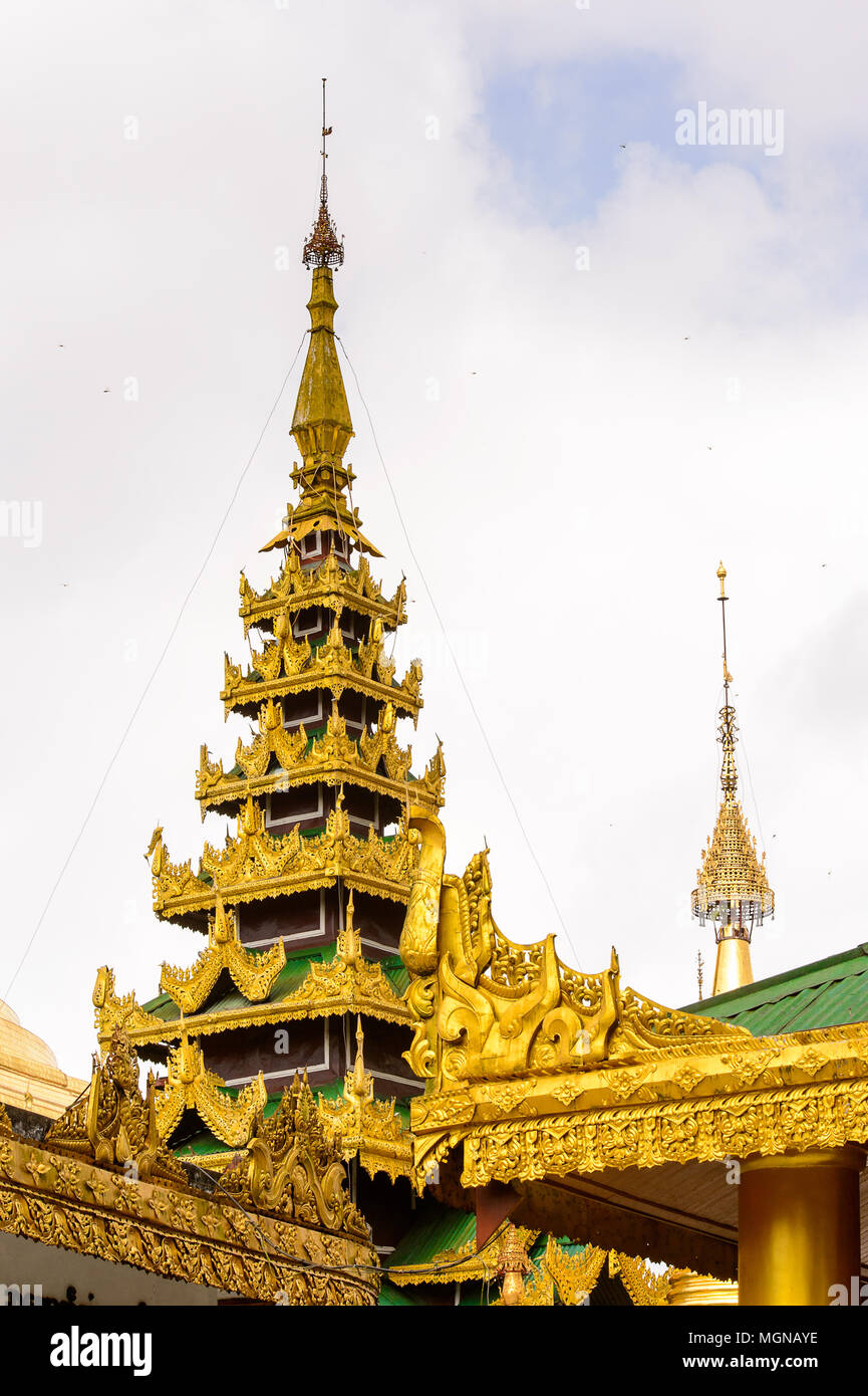Dintorni della Shwedagon pagoda, uno stupa dorato sulla collina di Singuttara, Lago Kandawgyi, Yangon, Myanmar Foto Stock
