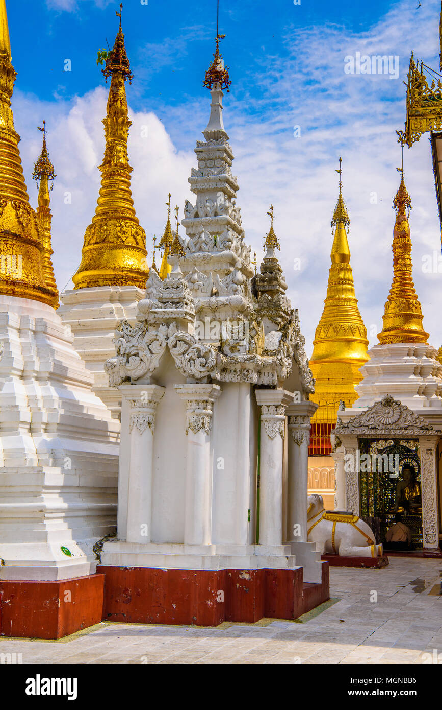 Dintorni della Shwedagon pagoda, uno stupa dorato sulla collina di Singuttara, Lago Kandawgyi, Yangon, Myanmar Foto Stock