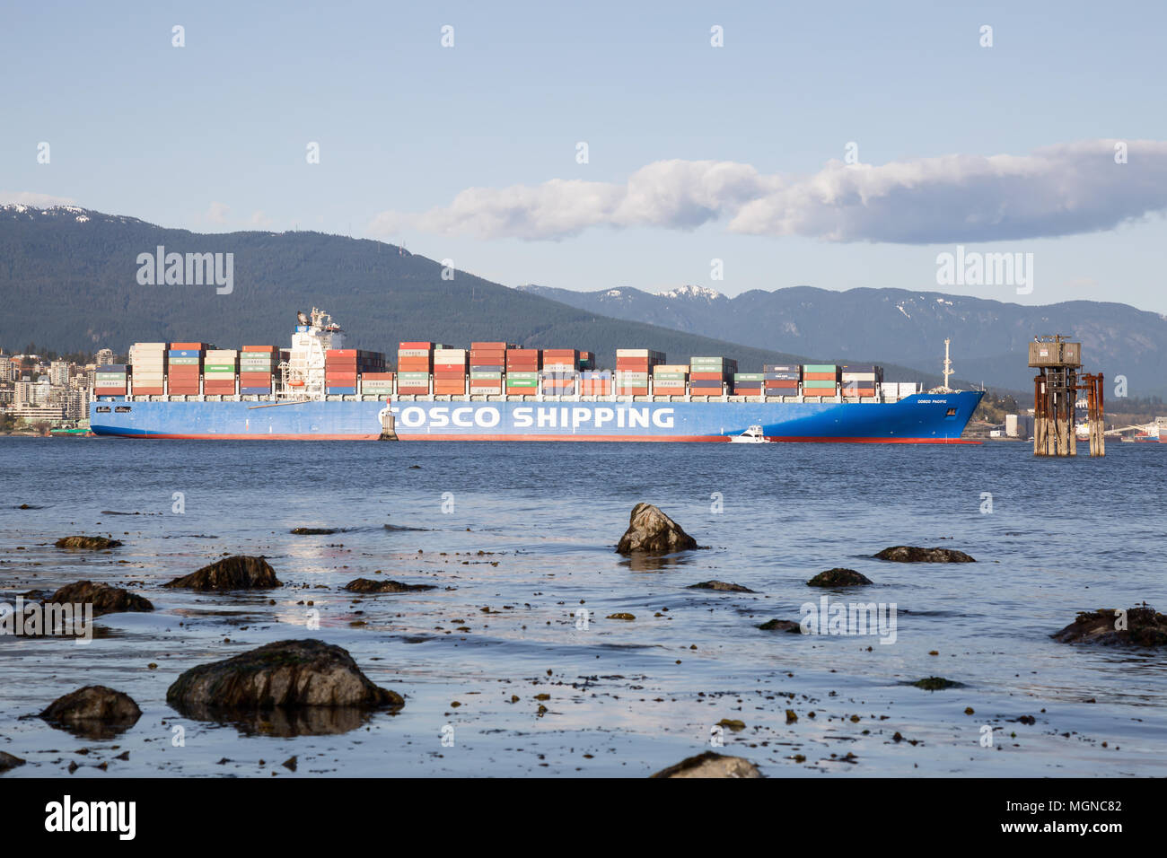 Vancouver, British Columbia, Canada - 22 Aprile 2018: Completamente caricato Cosco container nave è passando vicino al centro della città e il Parco Stanley. Foto Stock