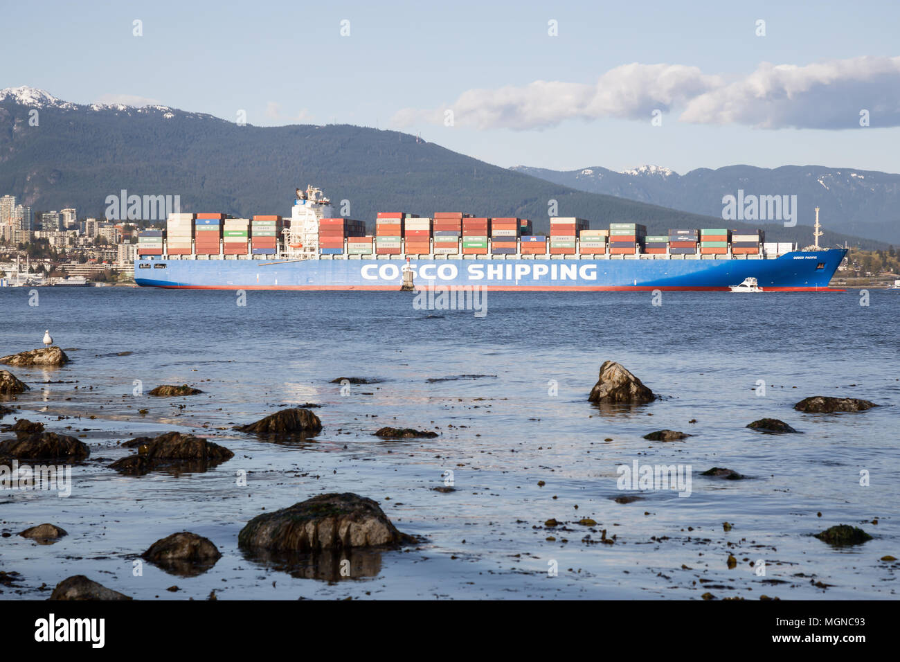 Vancouver, British Columbia, Canada - 22 Aprile 2018: Completamente caricato Cosco container nave è passando vicino al centro della città e il Parco Stanley. Foto Stock